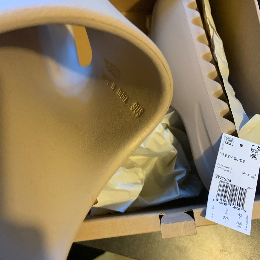 Yeezy slides  mens size 9 *NEW pure beige